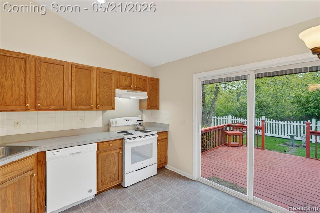 1607 Cedarwood Drive, Flushing, MI 48433 — Photo 12