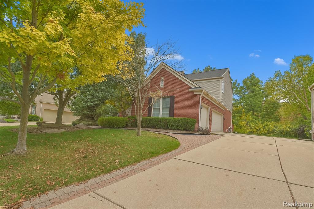 5401 Creekmonte Drive, Oakland, MI 48306 — front exterior