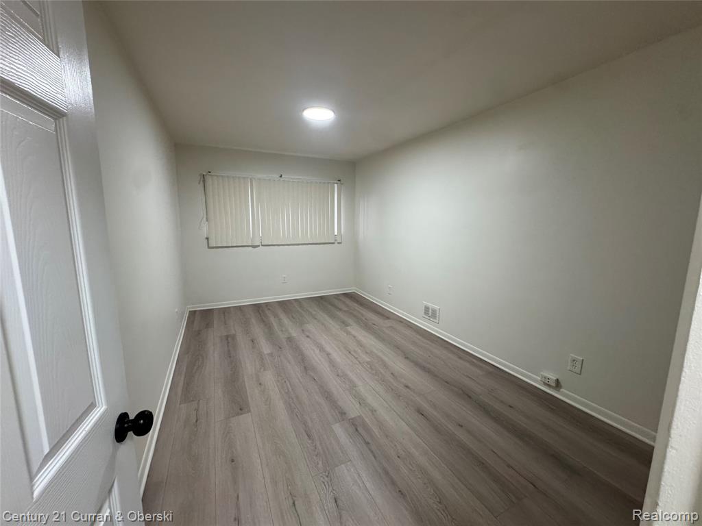 8402 Robindale Avenue, Dearborn Heights, MI 48127 — Photo 12