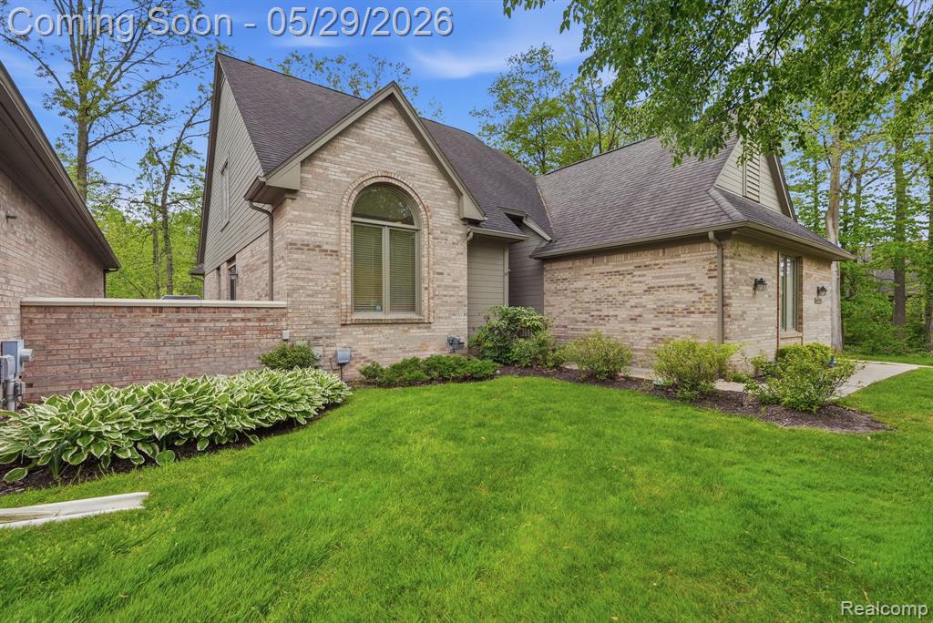 47301 Bramblewood Court, Novi, MI — Photo 2