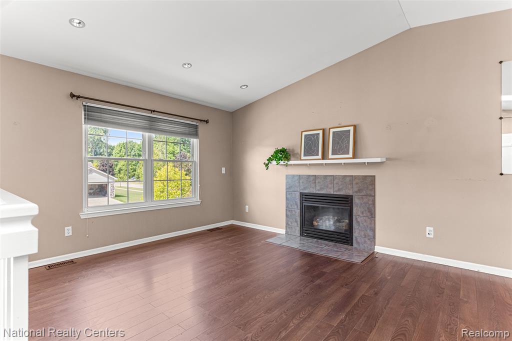 886 Millerway Drive, Fenton, MI 48430 — Photo 2