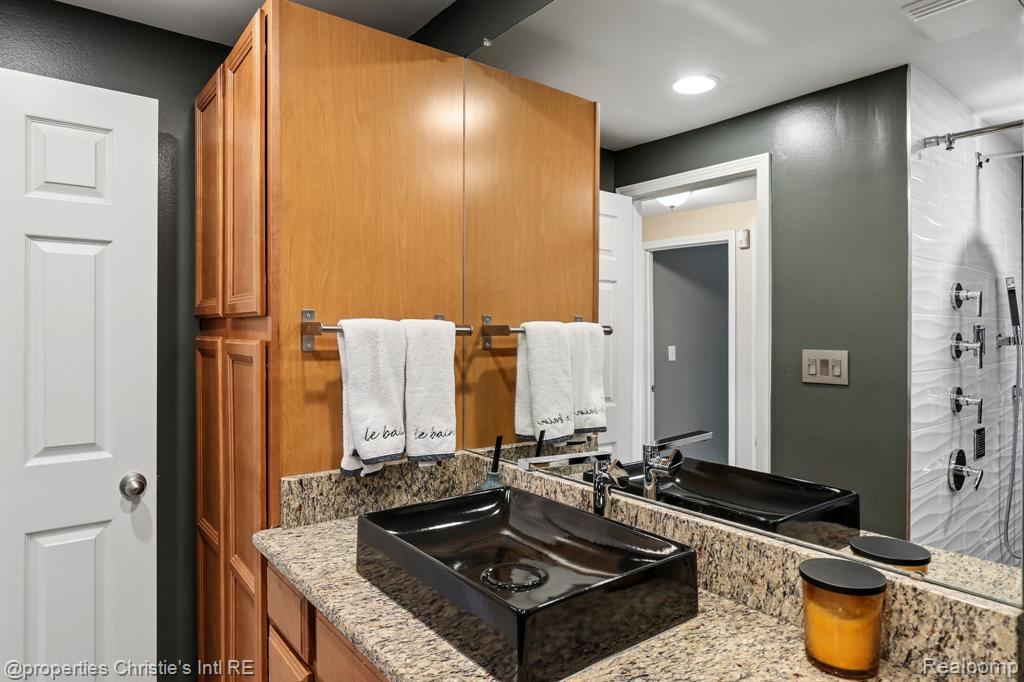 1927 Pembridge, Detroit, MI 48207 — Photo 13
