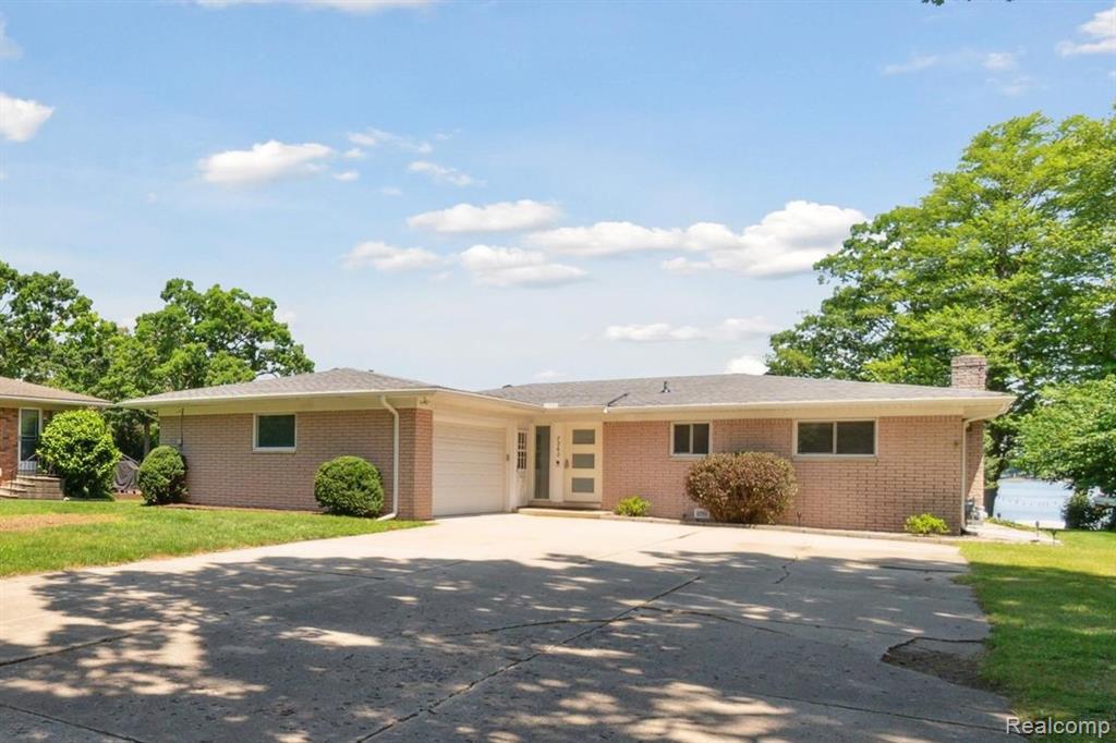 7262 Hatchery Road, Waterford, MI 48327 — Photo 2