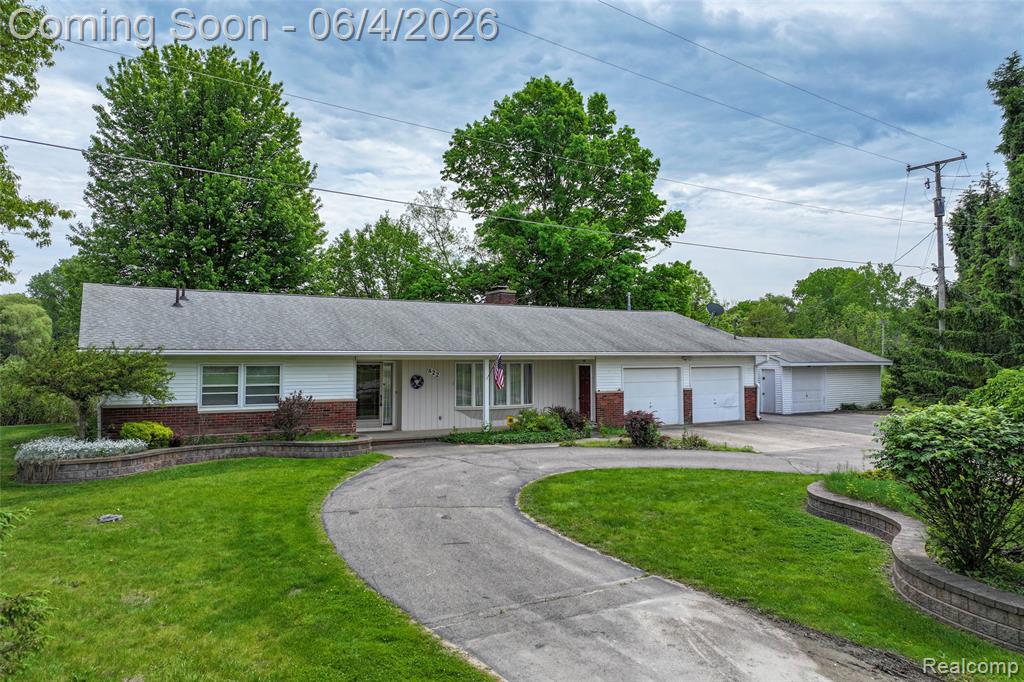 422 East Road, Holly, MI 48442
