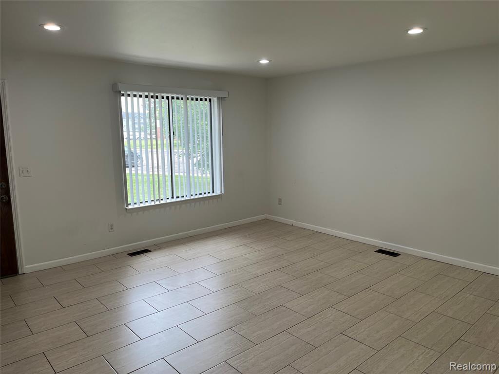8436 hickory Dr, Sterling Heights, MI 48312 — Photo 3
