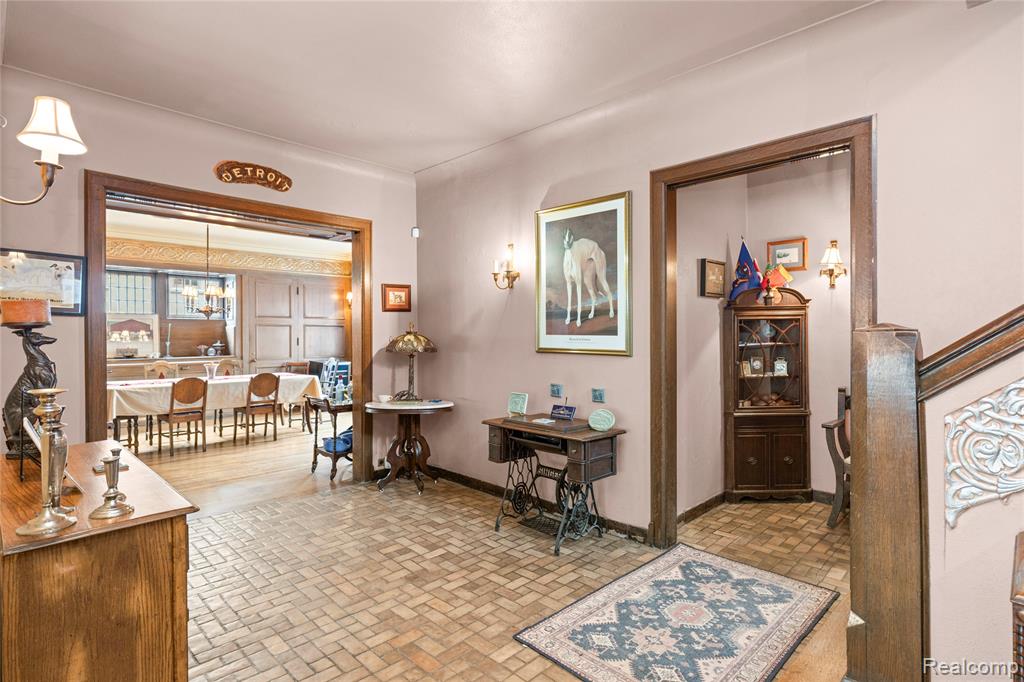 2475 Iroquois Street, Detroit, MI 48214 — Photo 11