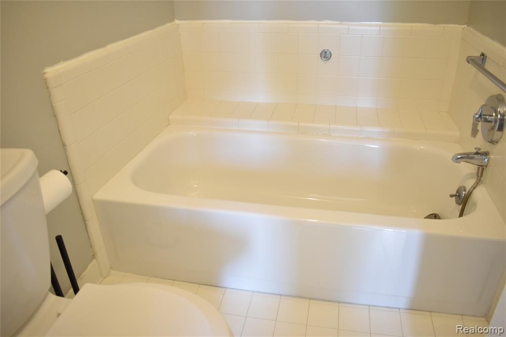 2073 BORDEAUX Street, West Bloomfield, MI 48323 — Photo 30
