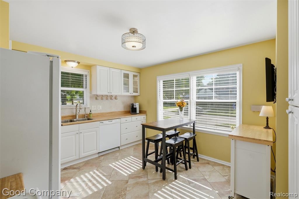 23470 Oneida Street, Oak Park, MI 48237 — Photo 11