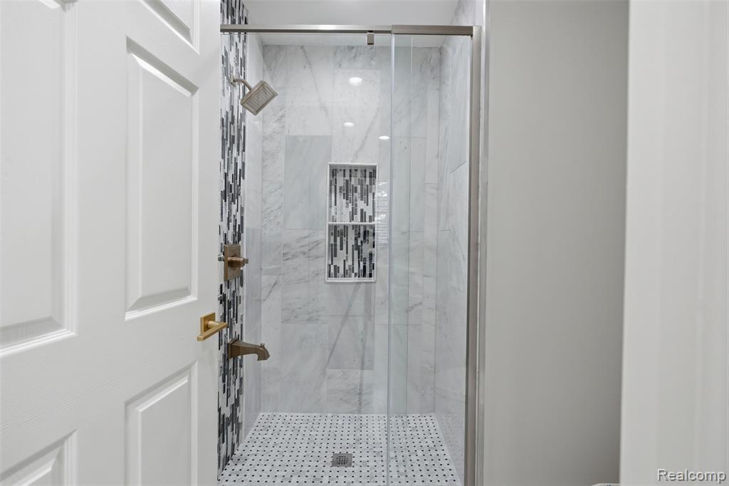 4212 April Lane, Sterling Heights, MI 48310 — Photo 28