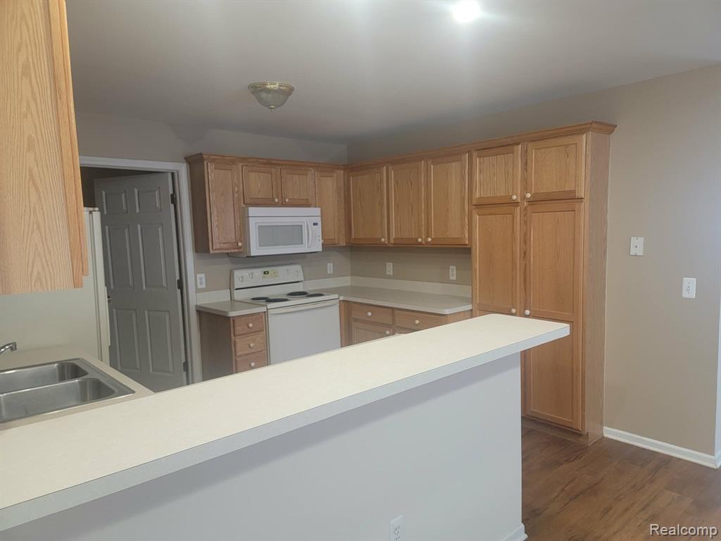5457 Twin Oaks Drive, Sterling Heights, MI 48314 — Photo 13