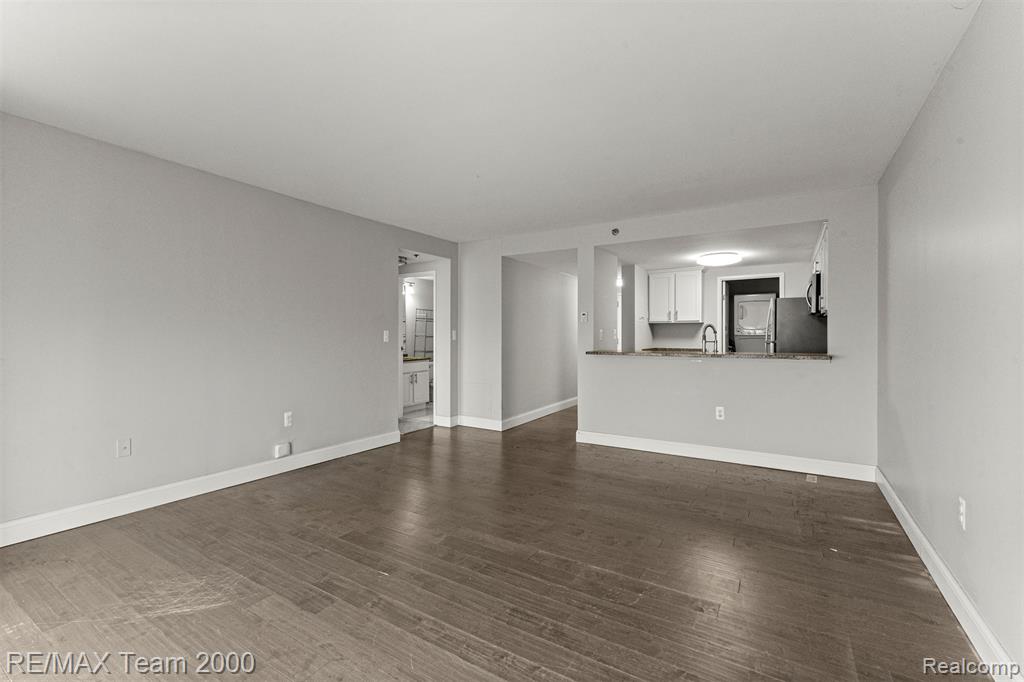 250 E HARBORTOWN Drive, 702, Detroit, MI 48207 — Photo 8