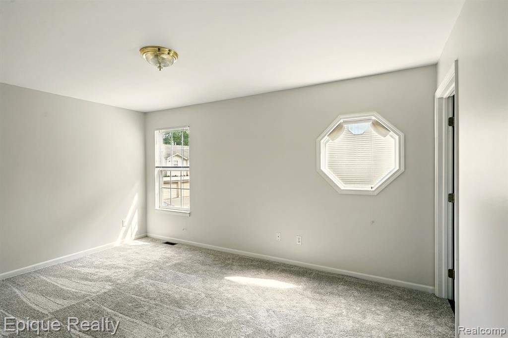 4977 OAK HILL Drive, Waterford, MI 48329 — Photo 14