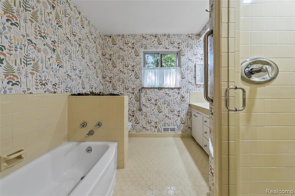 23270 Fleming Drive, Farmington, MI 48335 — Photo 19