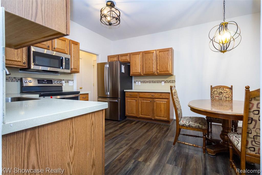 5726 Pinecroft Court, 44, Clawson, MI — Photo 11