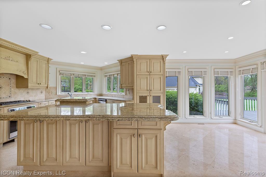 5215 DEER RUN Circle, Orchard Lake Village, MI 48323 — Photo 32