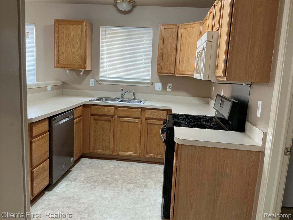 48161 NOTTINGHILL Lane, Canton, MI 48188 — Photo 15