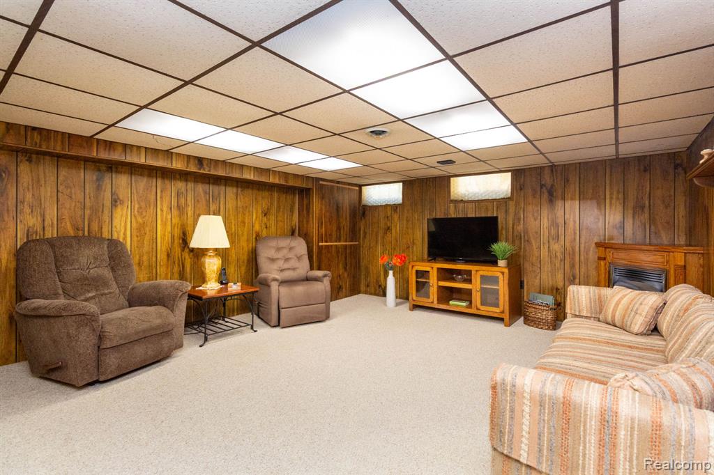 20927 Hawthorne Street, Harper Woods, MI 48225 — Photo 13