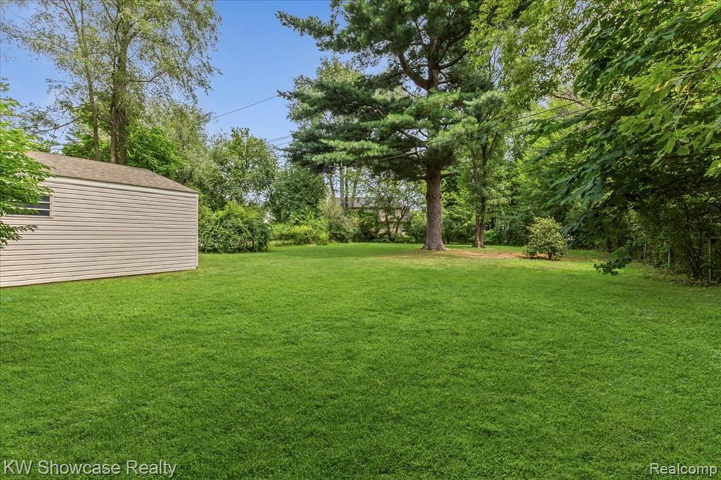 964 Daffodil Drive, Waterford, MI 48327 — Photo 13