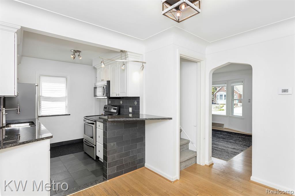 706 N REMBRANDT Avenue, Royal Oak, MI 48067 — Photo 10