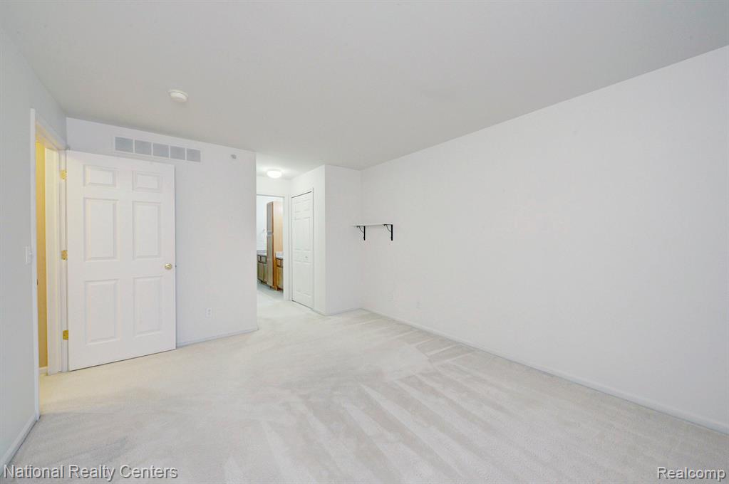 6104 JASMINE Drive, Walled Lake, MI 48390 — Photo 28