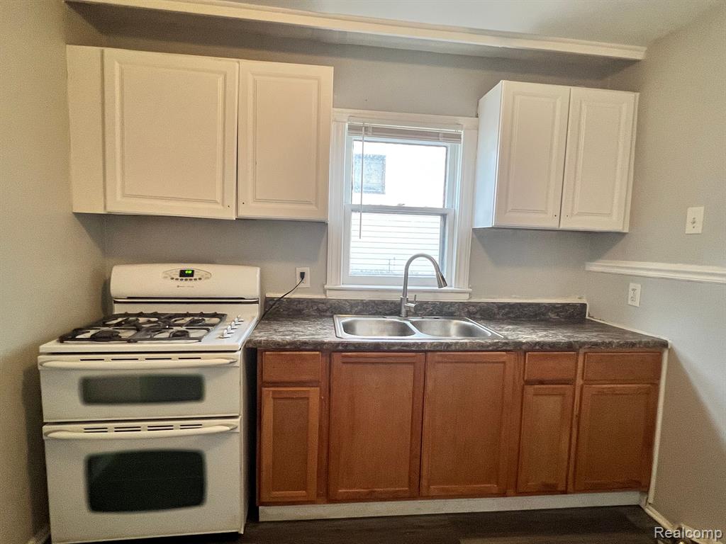 8064 CONTINENTAL Avenue, Warren, MI 48089 — Photo 4