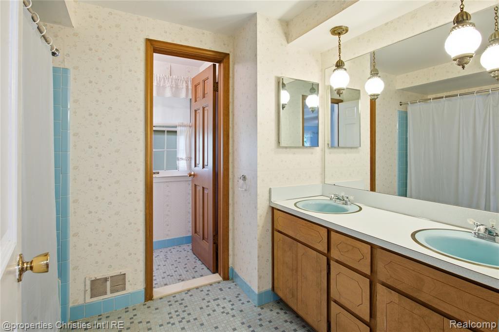7110 Paterese Drive, Bloomfield Hills, MI 48301 — Photo 33