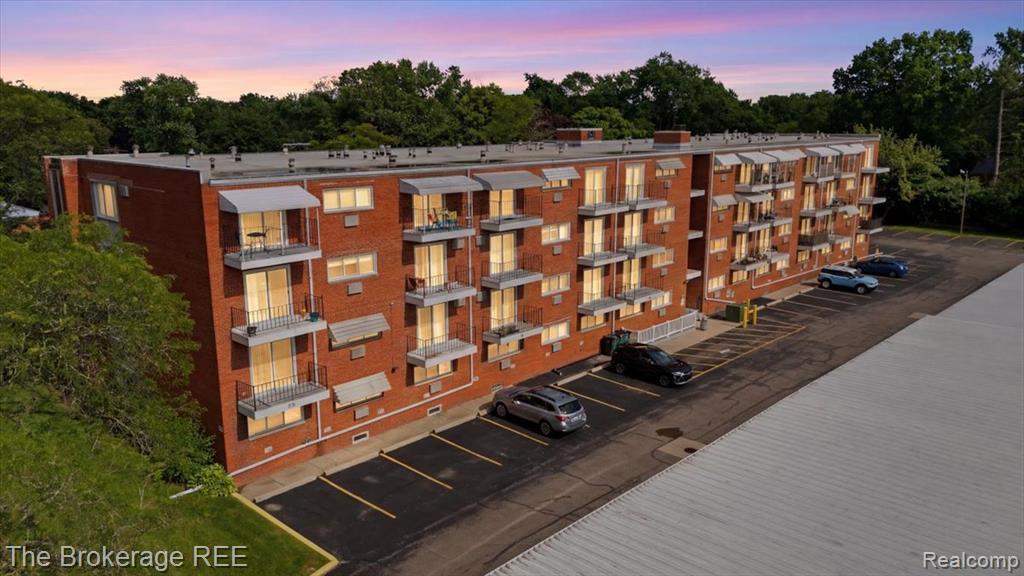 2820 Woods Lee Drive, 310, Royal Oak, MI 48073