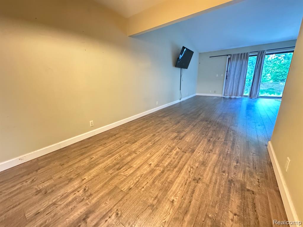 3152 LINDENWOOD Drive, Dearborn, MI 48120 — Photo 7