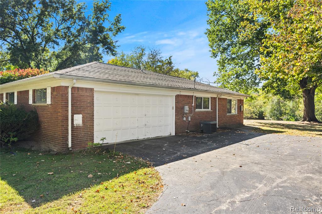 7250 Ten Hill Road, West Bloomfield, MI — Photo 39