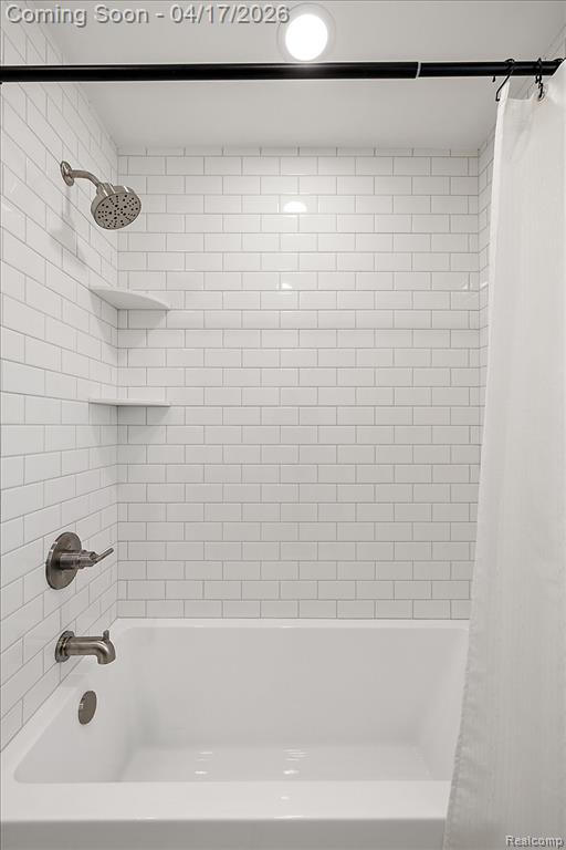 (Main Floor) Full Bathroom 1 (Tub/Shower Combo)