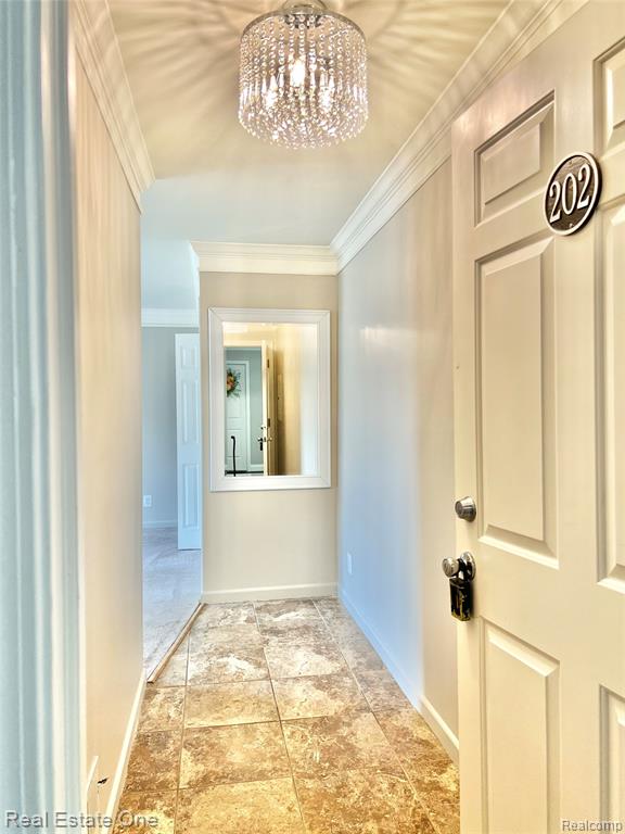6121 ORCHARD LAKE, 202, West Bloomfield, MI — Photo 4