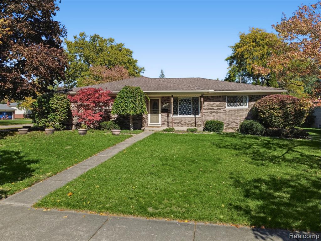 2341 Newbedford Drive, Troy, MI 48085