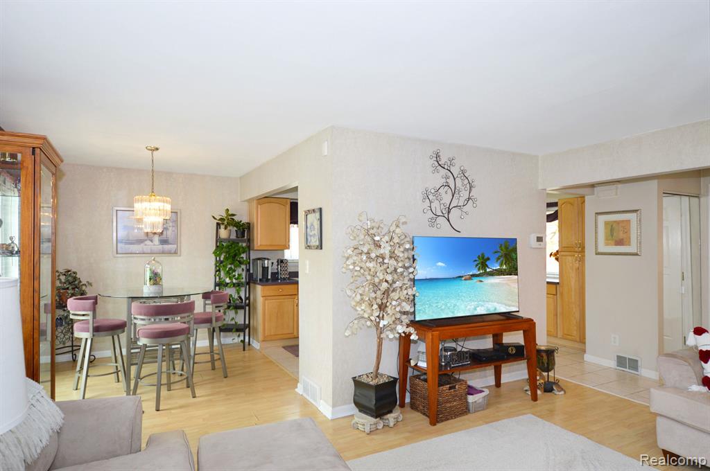 9037 N HUBBARD Street, Livonia, MI 48150 — Photo 9