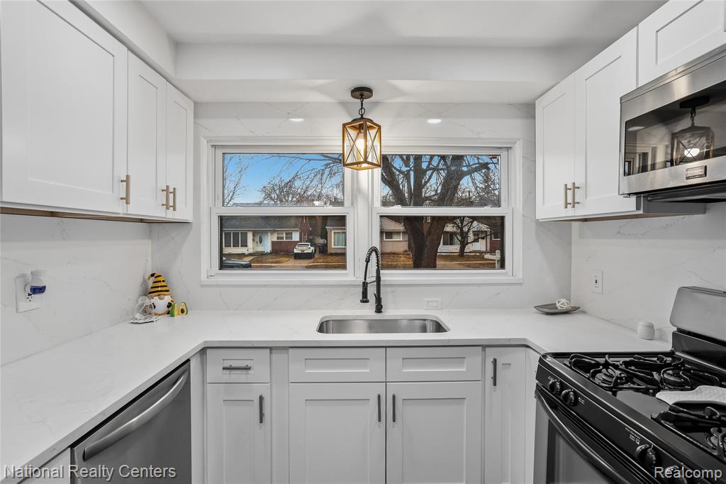 9376 Dixie, Redford, MI 48239 — Photo 9
