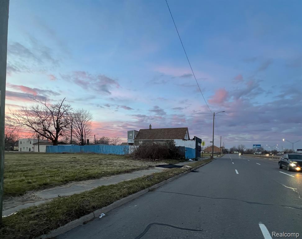 9071 CHRYSLER Drive, Detroit, MI 48211 — Photo 2