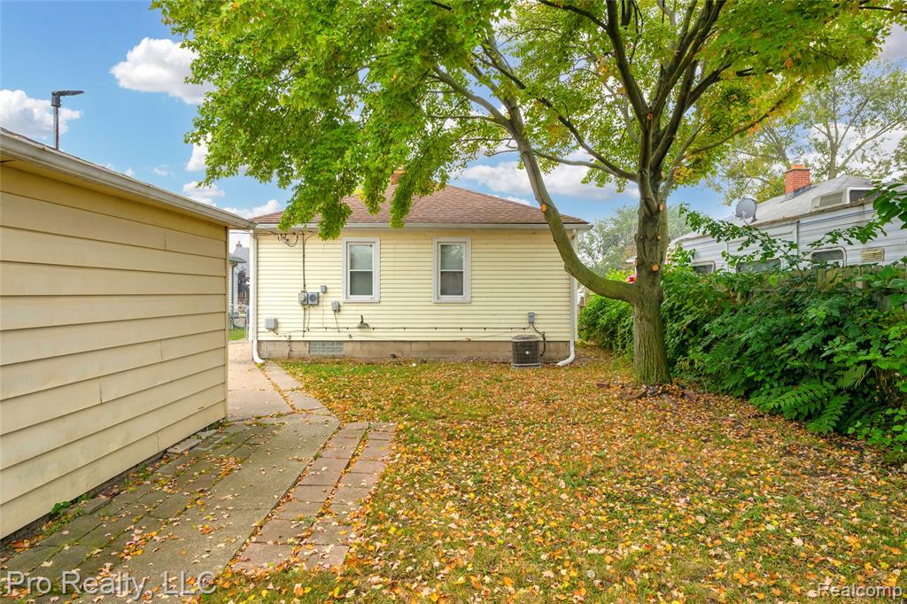 650 CLEOPHUS Parkway, Lincoln Park, MI 48146 — Photo 22