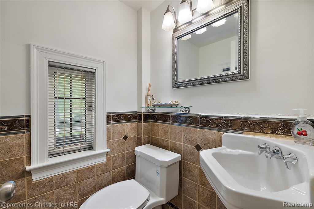 19670 Chesterfield Road, Detroit, MI 48221 — Photo 24