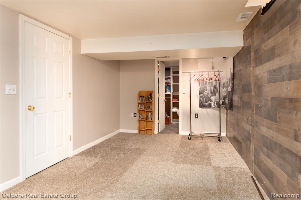 41024 Paign Drive Drive, Sterling Heights, MI 48313 — Photo 21