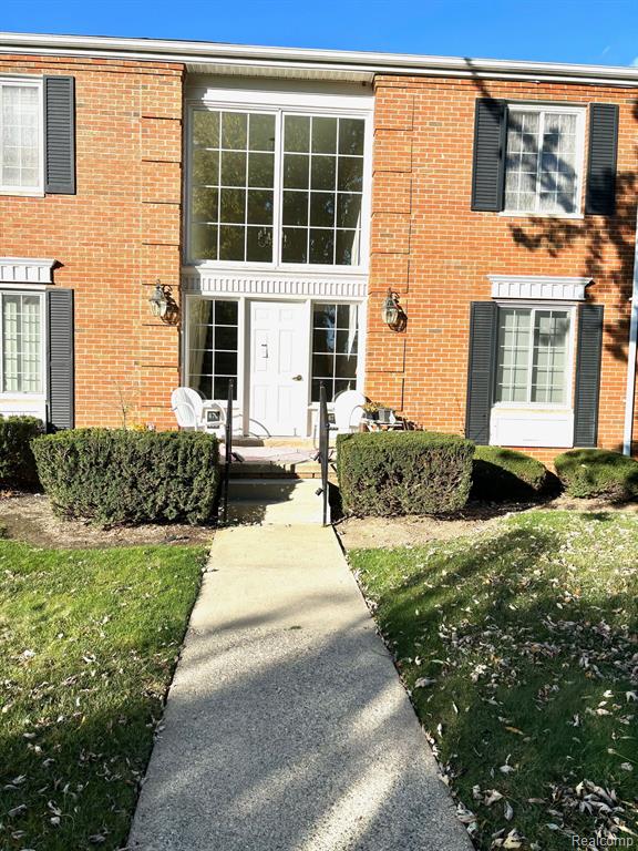 674 E FOX HILLS Drive, Bloomfield Hills, MI 48304 — front exterior