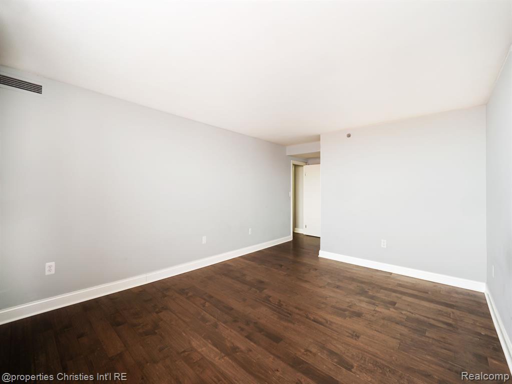 250 E Harbortown Drive, 805, Detroit, MI 48207 — Photo 18
