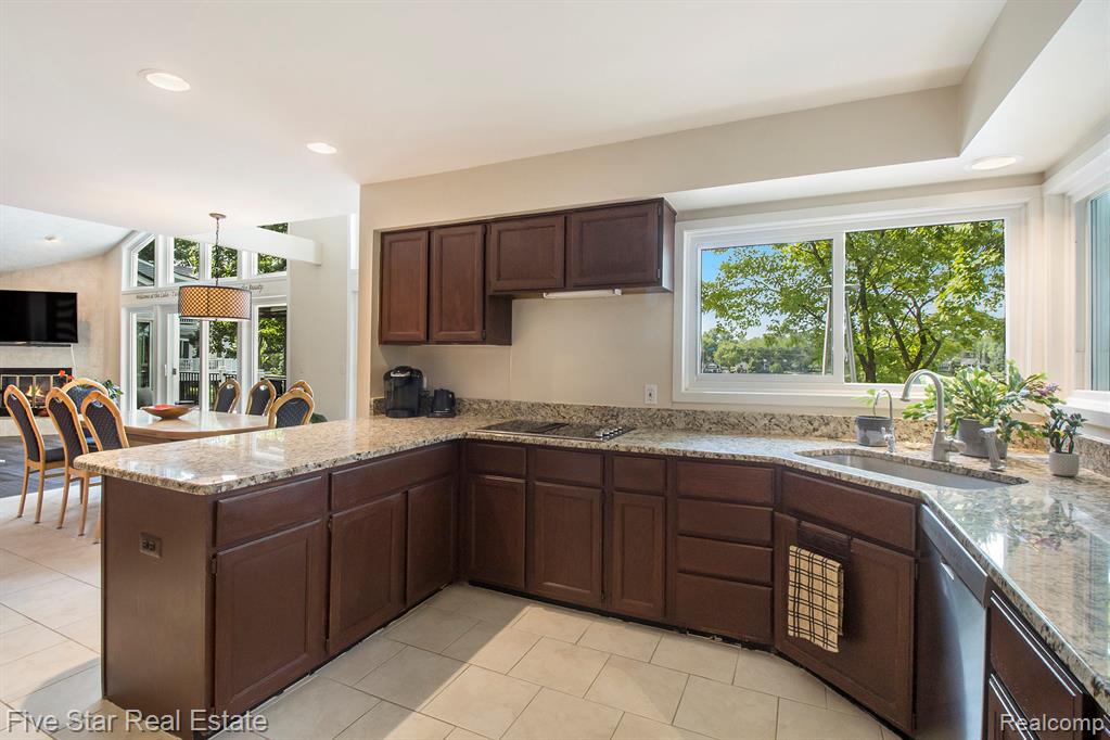 7025 Dandison Boulevard, West Bloomfield, MI 48324 — Photo 22
