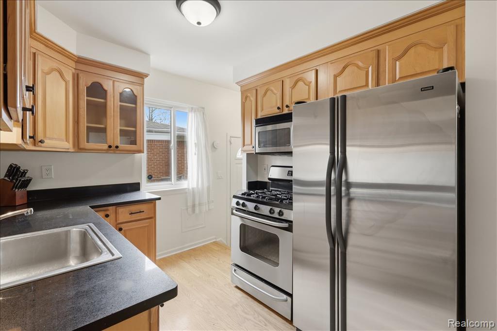 28146 Park Court, Madison Heights, MI 48071 — Photo 17
