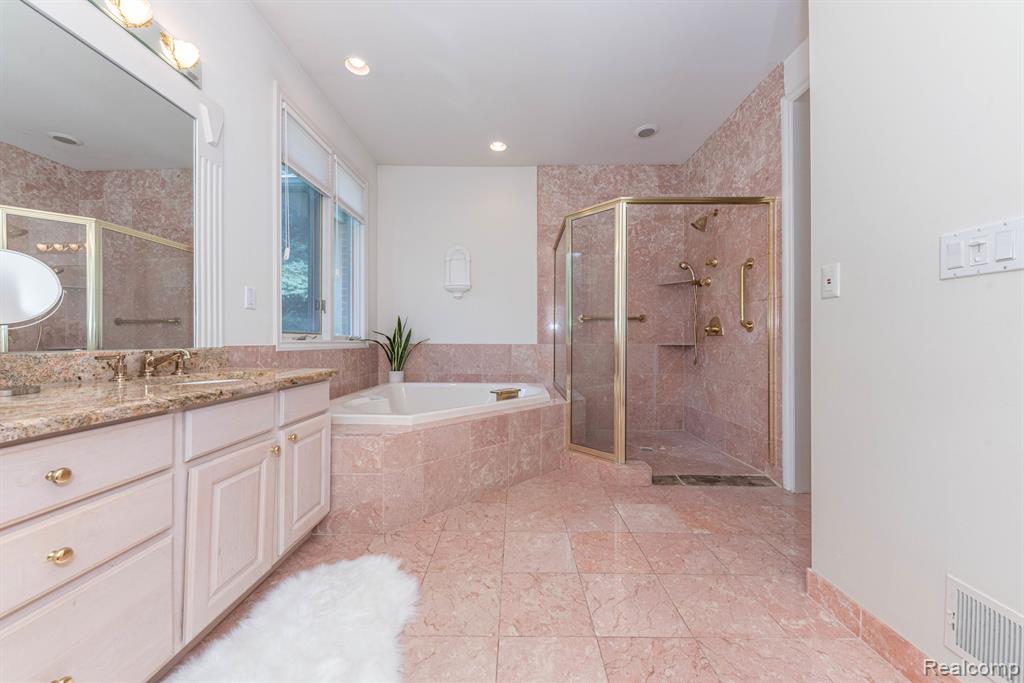 5003 HICKORY POINTE Drive, Orchard Lake Village, MI 48323 — Photo 43