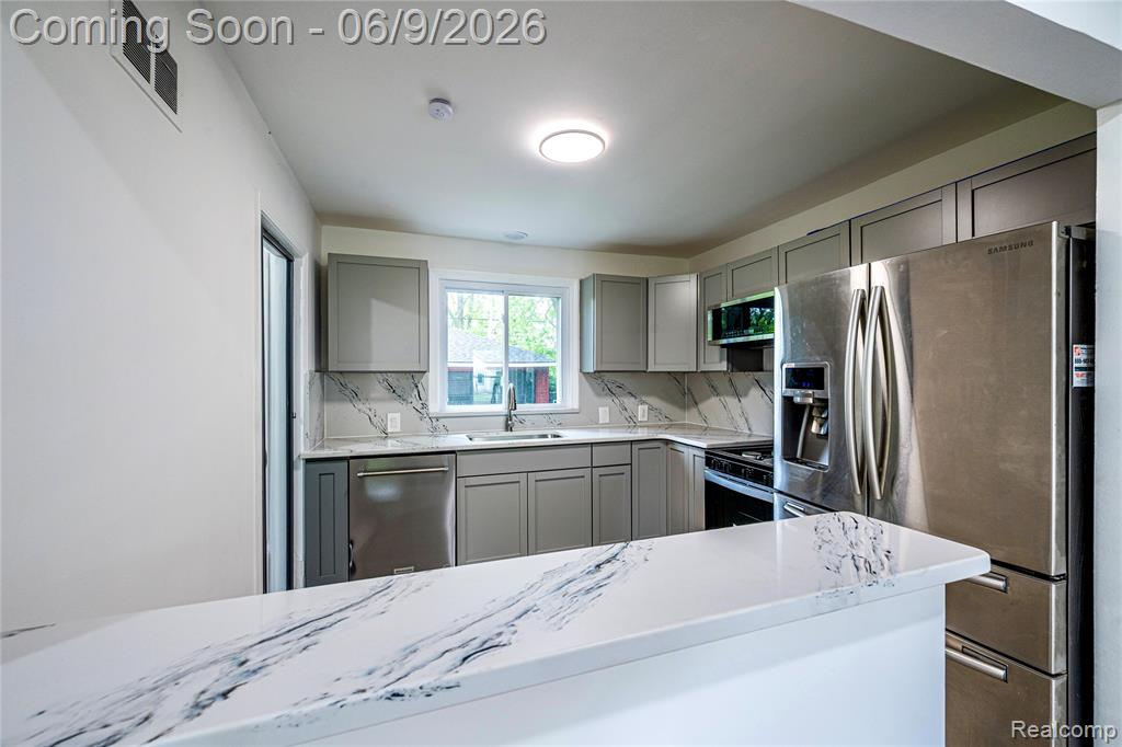 24221 Cloverlawn Street, Oak Park, MI 48237 — Photo 2
