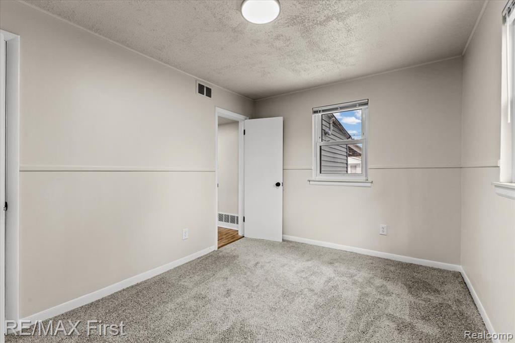 561 Andresen Court, Hazel Park, MI 48030 — Photo 17