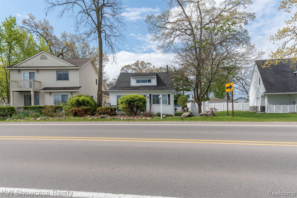 8665 Cooley Lake Road, White Lake, MI 48382 — Photo 33