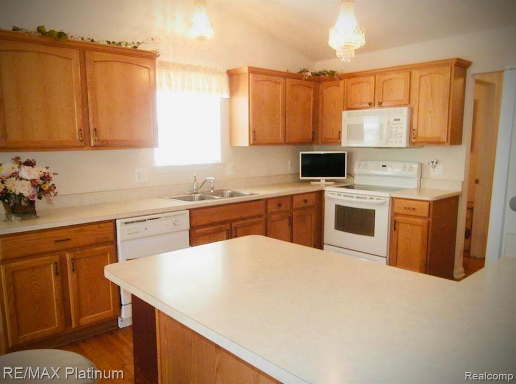 707 Glenlivet Street, Howell, MI 48843 — Photo 10