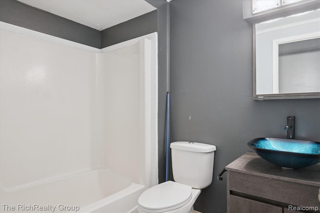 407 Estrada Drive, Belleville, MI 48111 — Photo 9