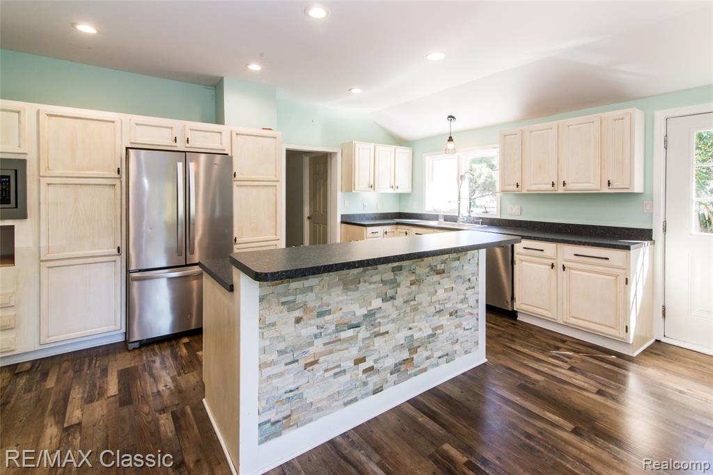 590 Bogie Lake Road, White Lake, MI 48383 — Photo 8