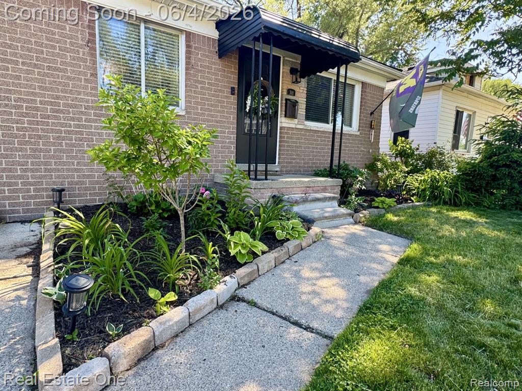 311 W Brockton Avenue, Madison Heights, MI 48071 — Photo 2